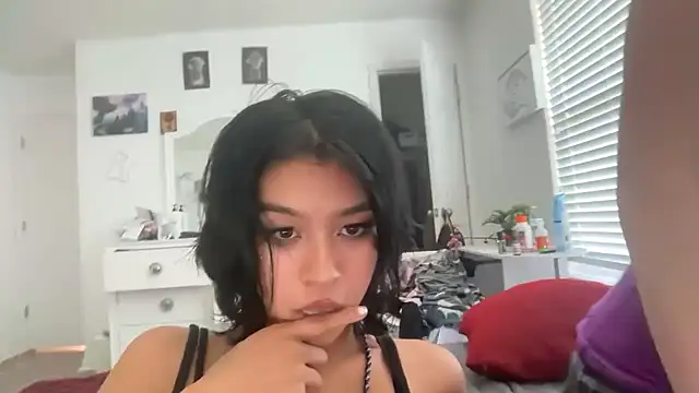 petitelatinateen online show from July 20, 7:47 pm