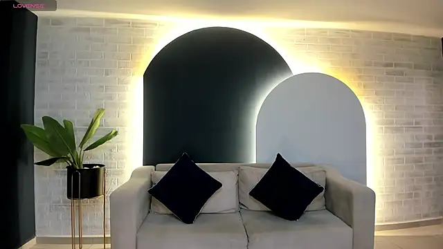 LeahNovac online show from September 30, 11:05 am