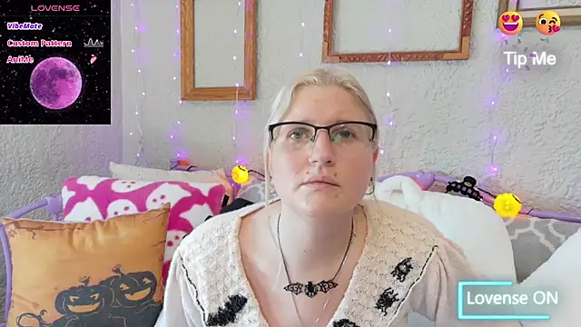 Snapshot of samanthamalichite chatting on September 25, 2:38 pm samanthamalichite online show from September 25, 2:38 pm