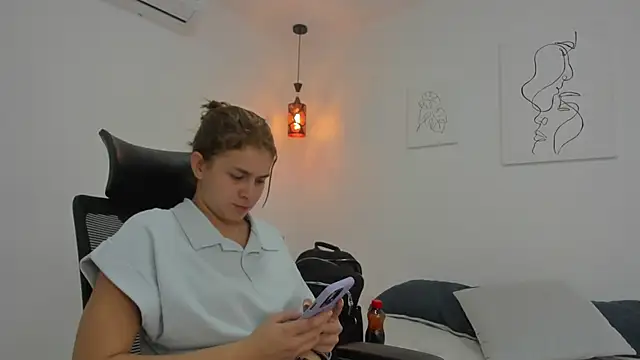 Snapshot of kaylajhonnes6 chatting on October 16, 2:52 pm kaylajhonnes6 online show from October 16, 2:52 pm
