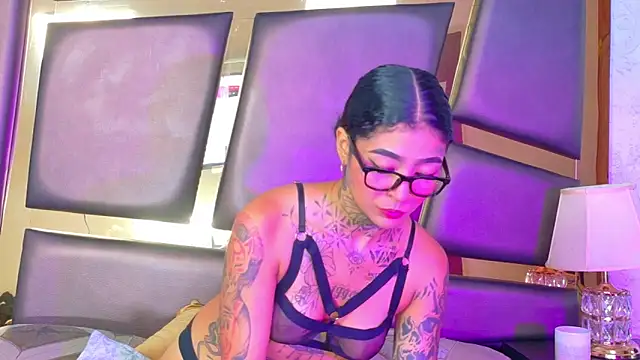 EmilieLake online show from November 15, 8:32 pm