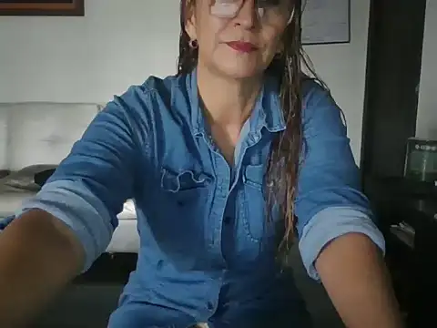 Snapshot of MiaVega chatting on October 16, 2:52 pm MiaVega online show from October 16, 2:52 pm