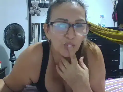 Snapshot of MiaVega chatting on October 13, 8:11 pm MiaVega online show from October 13, 8:11 pm