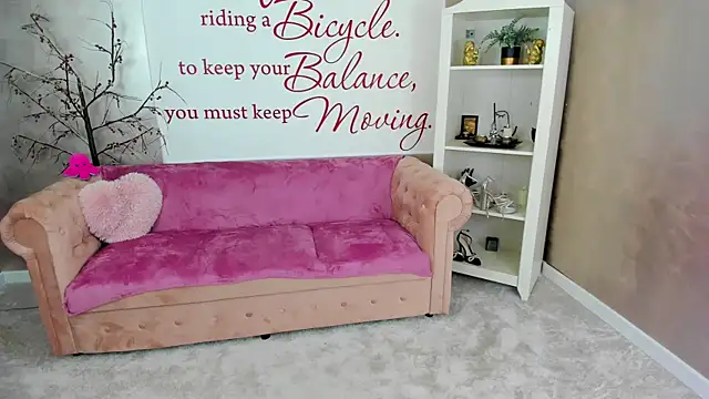 ReynaTheVixen online show from October 18, 5:59 pm