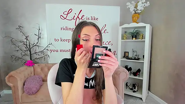 ReynaTheVixen online show from October 1, 4:01 pm