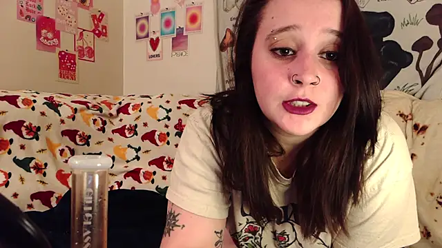 Snapshot of Shadow_Slut chatting on October 18, 1:08 am Shadow Slut online show from October 18, 1:08 am