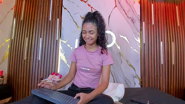 Snapshot of VictoriaDuart chatting on October 17, 9:07 pm VictoriaDuart online show from October 17, 9:07 pm