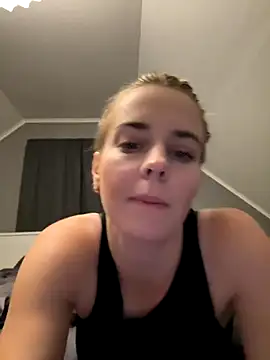 Snapshot of ellieen chatting on October 13, 10:01 pm ellieen online show from October 13, 10:01 pm