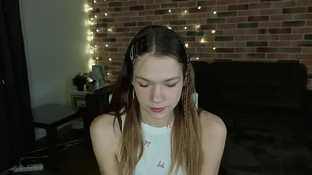 VelvetRisque online show from January 11, 6:40 am