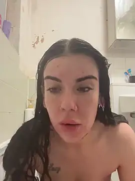 valentinalamont online show from December 5, 4:30 pm