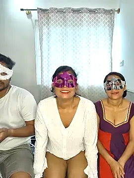 Snapshot of Family02 chatting on October 29, 6:50 am Family02 online show from October 29, 6:50 am