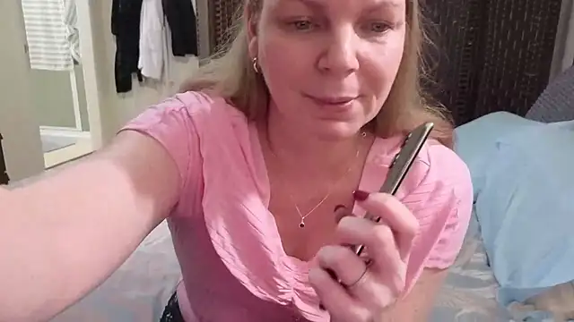 aussiepeaches online show from March 3, 1:17 pm