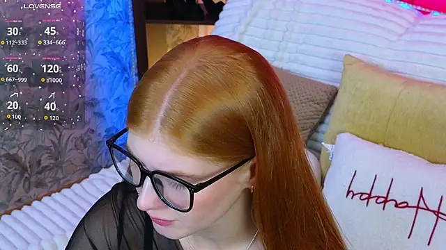 Snapshot of JuliaPowers_ chatting on October 3, 4:17 am JuliaPowers online show from October 3, 4:17 am