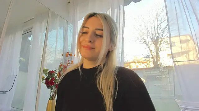 Ella Vee online show from March 10, 6:06 am