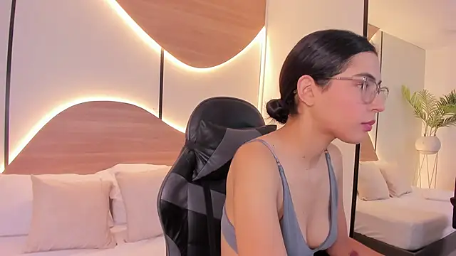 desireee  online show from November 19, 12:05 pm