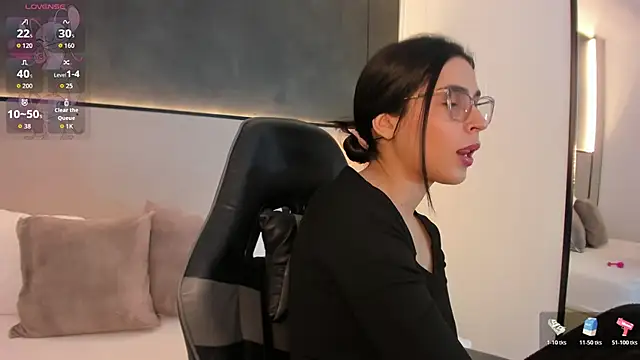 desireee  online show from December 5, 7:15 pm