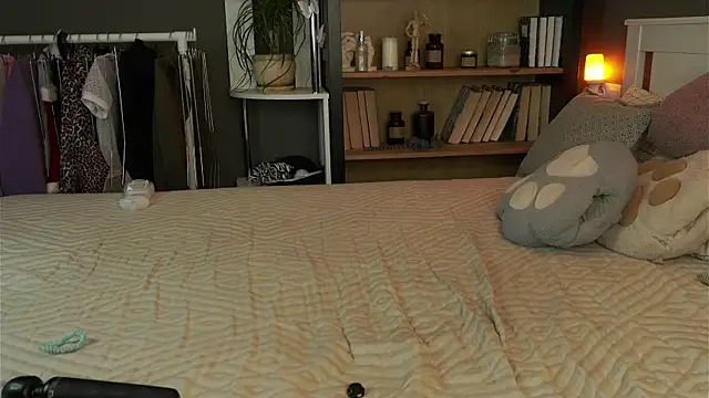 LynHillaire online show from February 9, 12:07 pm