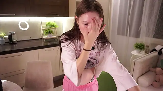 LynHillaire online show from September 13, 12:57 pm