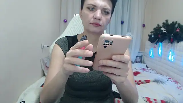 AvaSaturnian online show from December 14, 1:17 pm