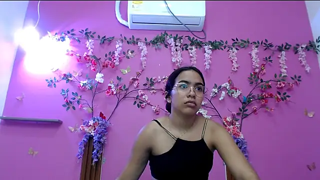 skinnysofia18 online show from April 24, 1:58 pm