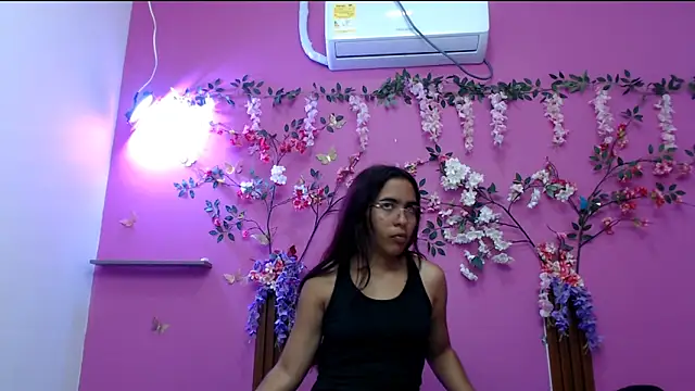 skinnysofia18 online show from April 6, 1:45 pm