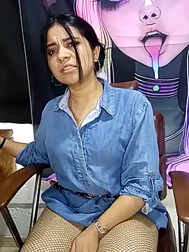 ValerieLove  online show from October 13, 9:50 pm