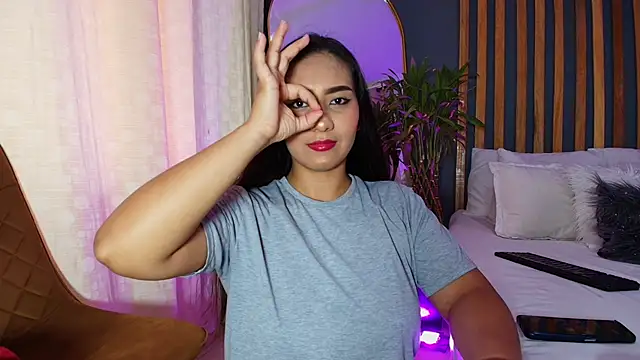 NicoleeHills online show from October 7, 1:48 pm