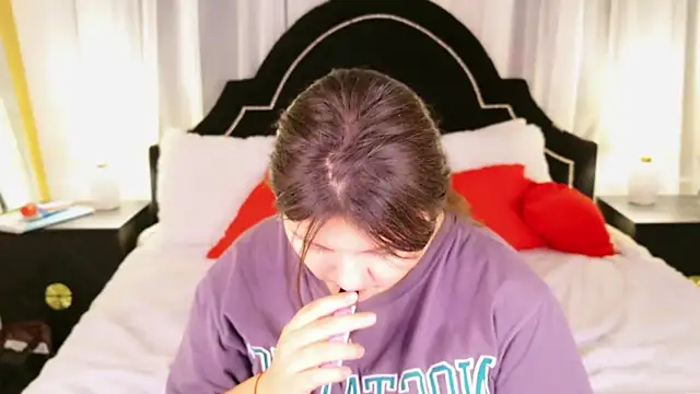 Snapshot of UR_BELLA chatting on October 14, 4:09 pm UR BELLA online show from October 14, 4:09 pm