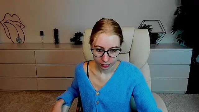 Snapshot of Alina_Blonde chatting on September 17, 6:00 am Alina Blonde online show from September 17, 6:00 am