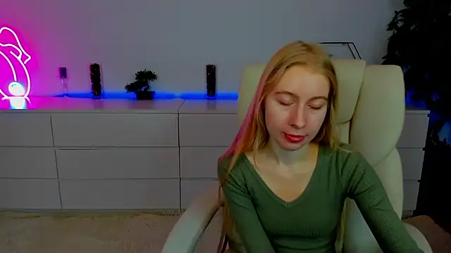 Snapshot of Alina_Blonde chatting on October 15, 5:32 am Alina Blonde online show from October 15, 5:32 am