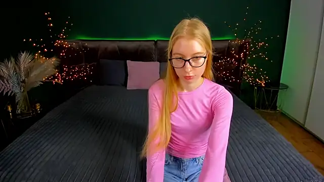 Snapshot of Alina_Blonde chatting on October 4, 12:33 pm Alina Blonde online show from October 4, 12:33 pm