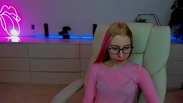 Snapshot of Alina_Blonde chatting on October 7, 5:34 am Alina Blonde online show from October 7, 5:34 am