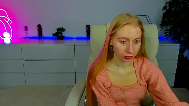 Snapshot of Alina_Blonde chatting on October 14, 5:32 am Alina Blonde online show from October 14, 5:32 am