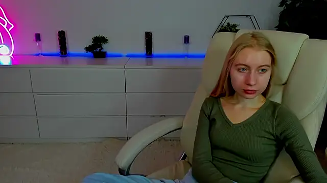 Snapshot of Alina_Blonde chatting on October 16, 5:43 am Alina Blonde online show from October 16, 5:43 am
