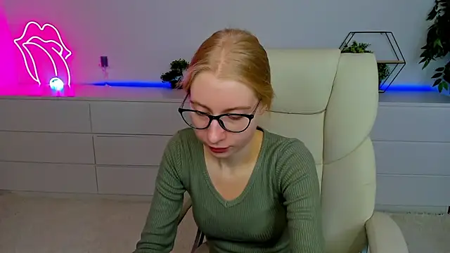 Snapshot of Alina_Blonde chatting on September 23, 5:38 am Alina Blonde online show from September 23, 5:38 am