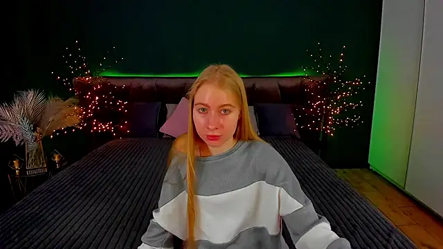 Snapshot of Alina_Blonde chatting on September 27, 6:09 am Alina Blonde online show from September 27, 6:09 am