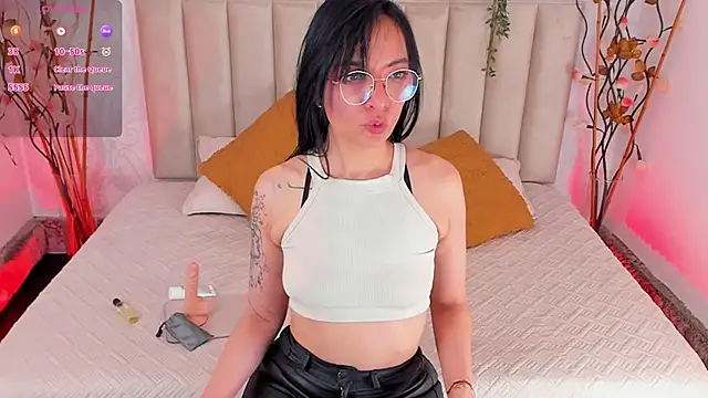 Snapshot of Aria_velle chatting on October 2, 1:49 pm Aria velle online show from October 2, 1:49 pm