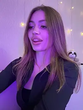 Elizabeth Tay online show from December 1, 7:16 pm