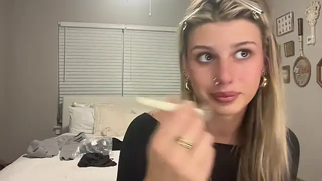 Snapshot of AnnGrayson chatting on October 2, 11:32 pm AnnGrayson online show from October 2, 11:32 pm
