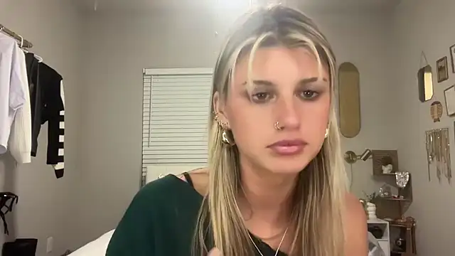 Snapshot of AnnGrayson chatting on October 8, 1:32 am AnnGrayson online show from October 8, 1:32 am