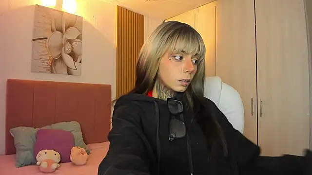 KoraRousee online show from November 2, 1:25 pm