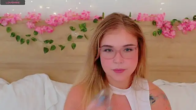 Lilith Bonheur online show from December 5, 2:33 am