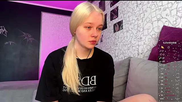 Snapshot of Dory_liss chatting on October 13, 5:43 am Dory liss online show from October 13, 5:43 am