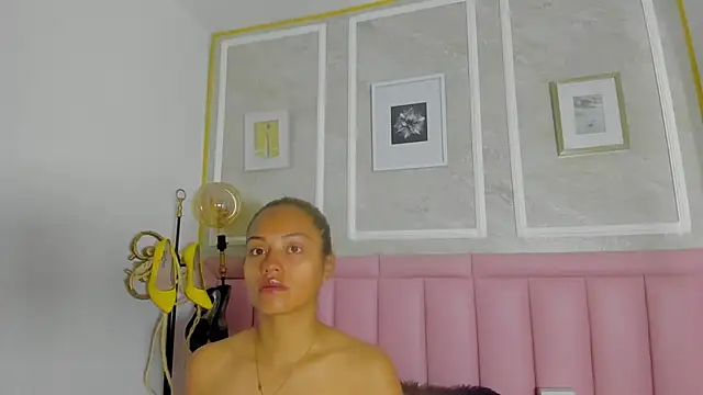 HoollyHendrix online show from February 24, 9:13 pm