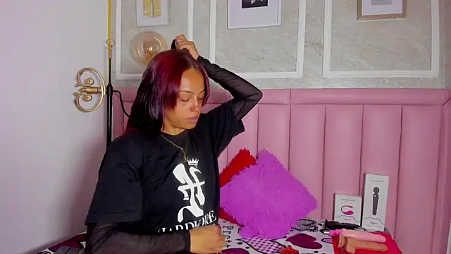 HoollyHendrix online show from January 16, 9:00 pm