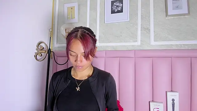 HoollyHendrix online show from January 8, 8:57 pm