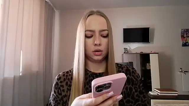 MissOyee online show from September 17, 12:03 pm