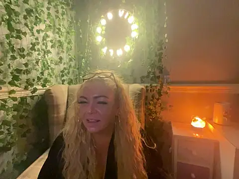 BonnyDesire online show from October 1, 6:35 pm