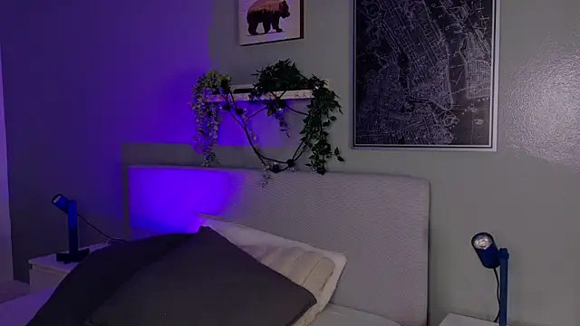 KeendraFox  online show from April 10, 10:10 am