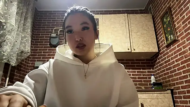 EmmaLeexth online show from November 13, 1:10 pm